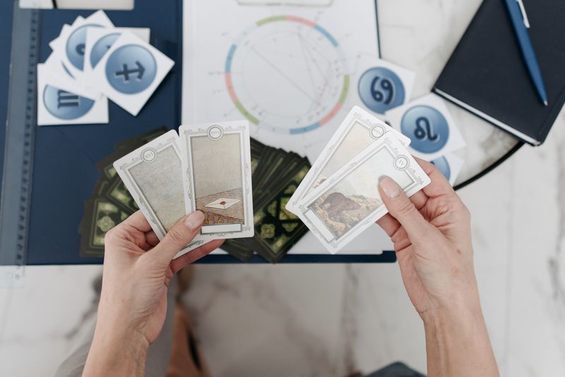 Mistyczna symbolika horoskopowa — kultura astrologii i tarota w Polsce 2026