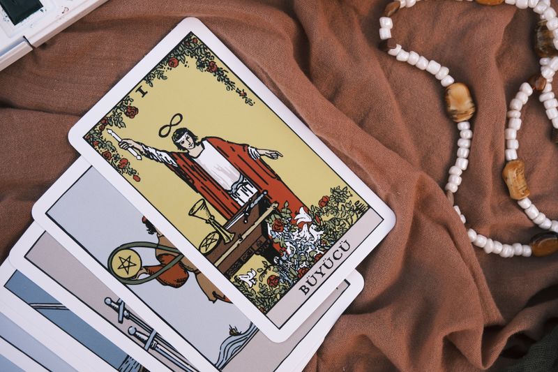 Karty Tarota 2026 — refleksja i symbolika znaków zodiaku w Przesilenie Letnie