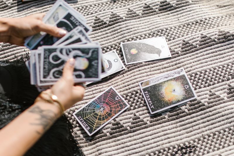 Znaki zodiaku i Tarot 2026 — karty z symbolami astrologicznymi