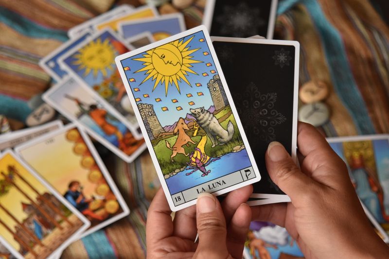 Karty Tarota używane do tworzenia treści Tarot 2026 w serwisie Obfitość — znaki zodiaku i symbole astrologiczne